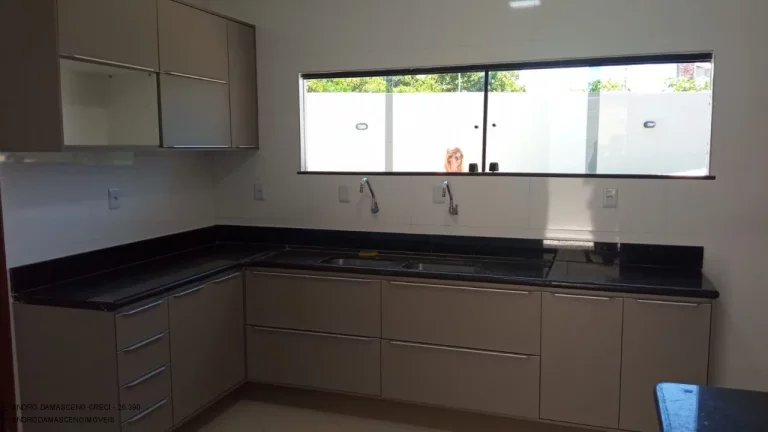Imagem Casa de Luxo à Venda em Buraquinho, Lauro de Freitas-BA: 4 Quartos, 3 Suítes, 3 Salas, 2 Banheiros, 13 Vagas, 350m²!