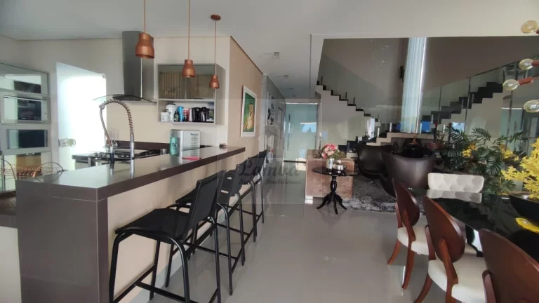 Imagem Casa de luxo em condomínio fechado no Jardim Itália - Cuiabá-MT 4 suítes, 382m², 4 vagas Próximo ao clube Imperdível!