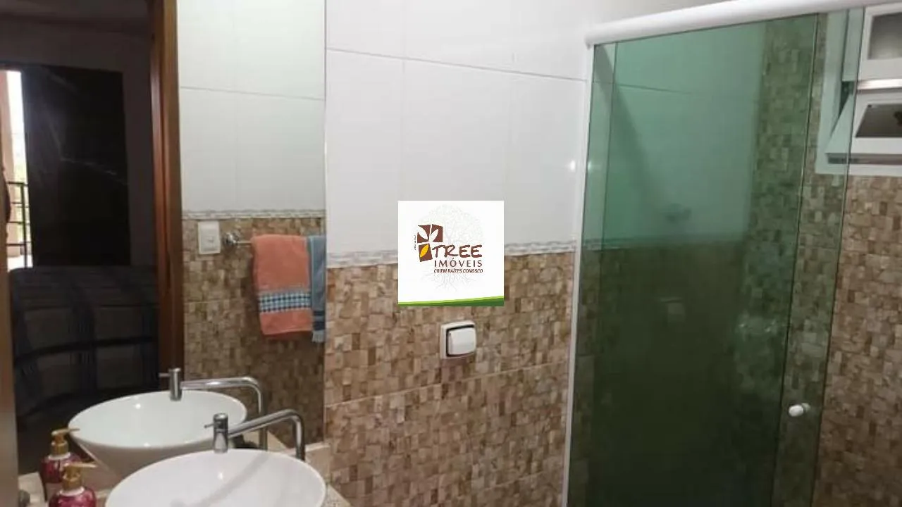 Imagem VENDA DE SOBRADO NO CENTER VILLE, EM ARUJÁ/SP, 235m² com 3 suítes, varanda com vista pra cidade, piso inferior com 4 cômodos e 2 vagas. CONSULTE-NOS.