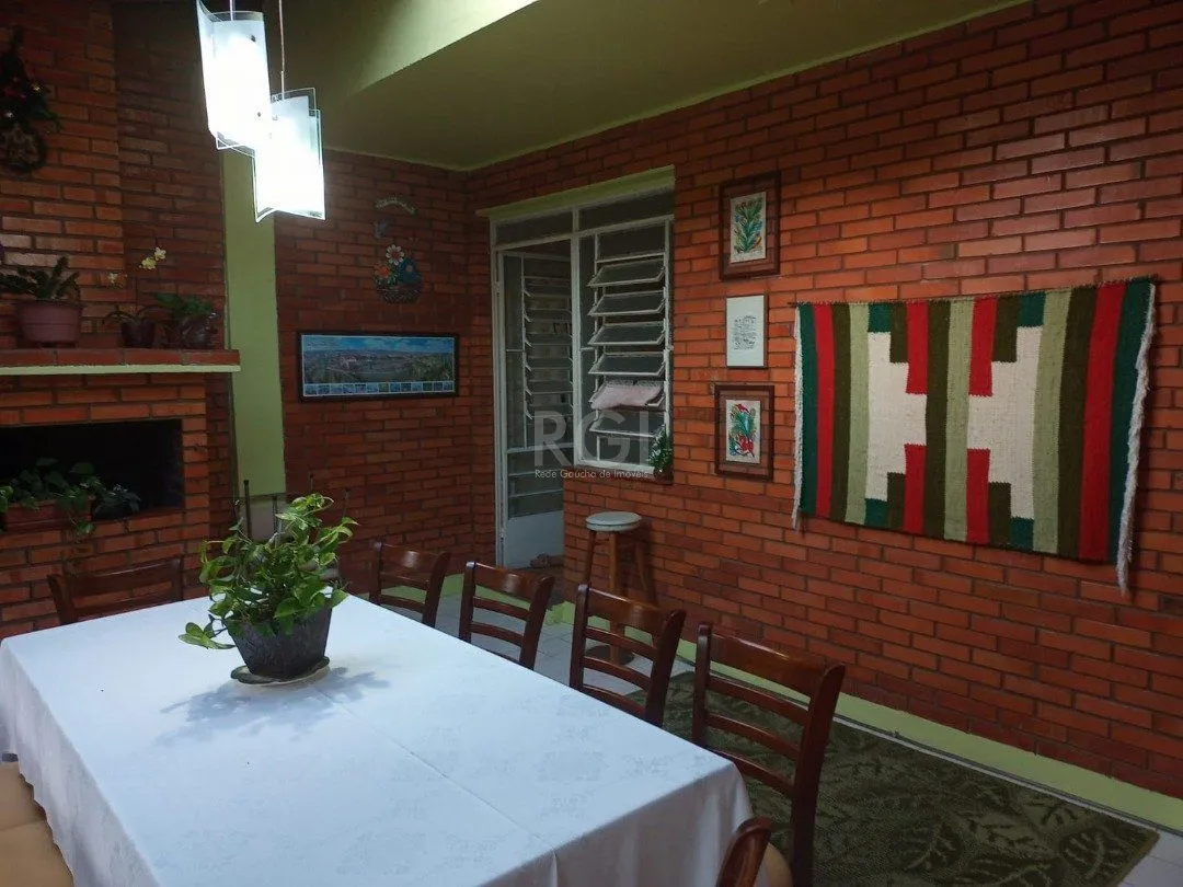 Imagem Casa para Venda - 220m², 3 dormitórios, sendo 1 suites, 1 vaga - Camaquã