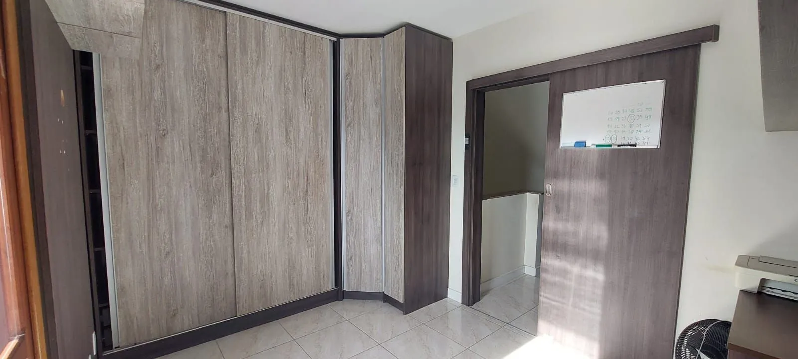 Imagem Boletto Imóveis vende casa em Canoas , 2 dormitórios, 1 banheiro, 1 lavabo, garagem para 2 carros, com móveis fixos em MDF, em fino acabamento.