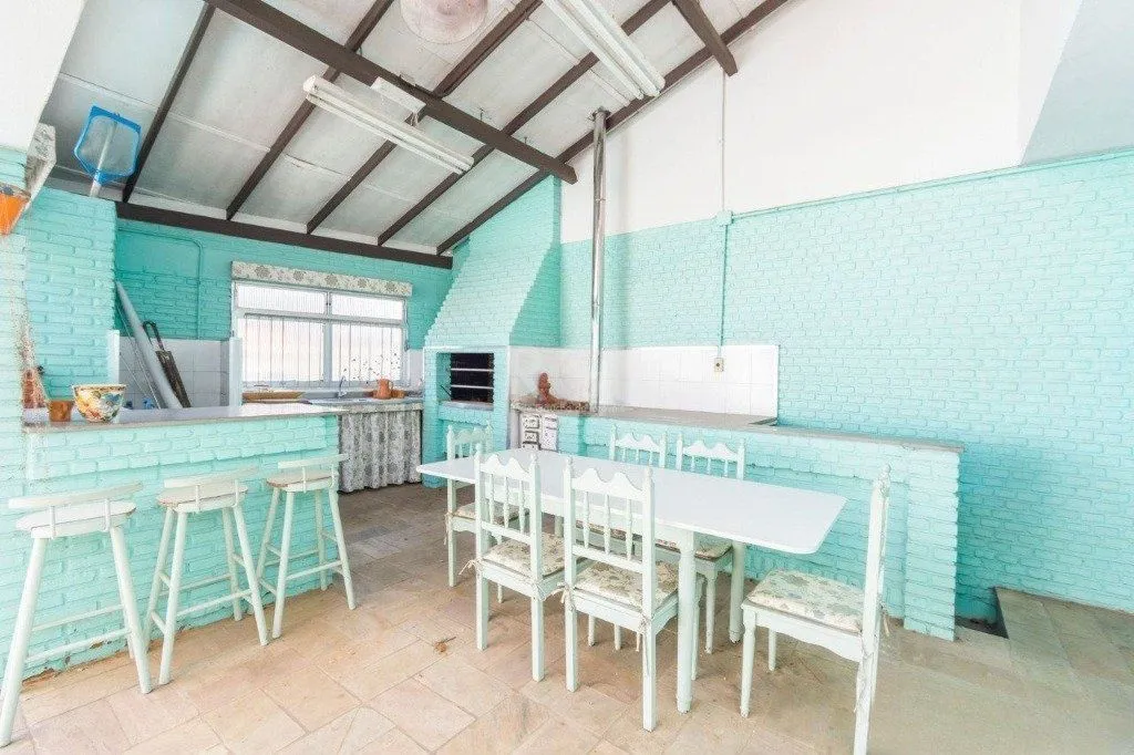 Imagem Casa de 333m² com 4 dormitórios, pátio com piscina, espaço gourmet com churrasqueira e 4 vaga de garagem no bairro Passo da Areia
