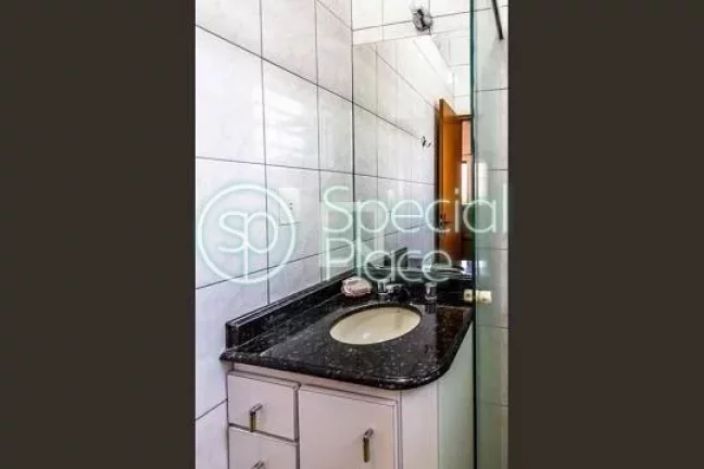 Imagem São 115m² de área privativa, dois dormitórios ( 1 suíte ) e 1 vaga na garagem. Living espaçoso...
