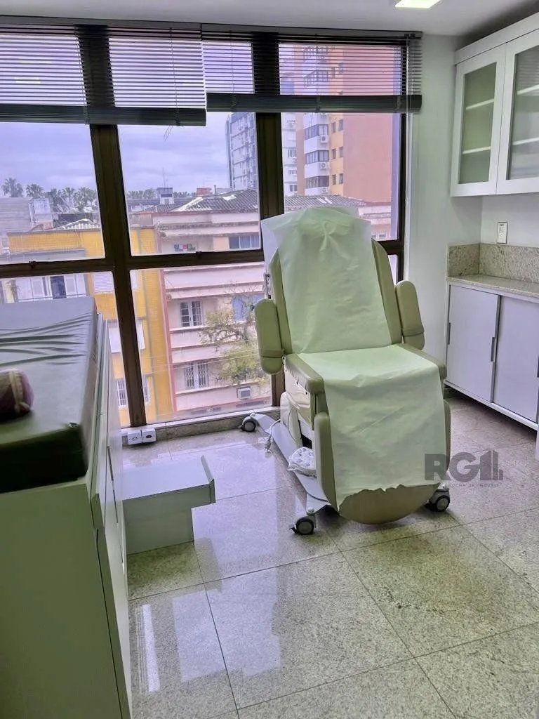 Imagem Conjunto comercial para comprar totalmente mobiliado e desocupado, localizado na prestigiada Rua Felipe Camarão, em frente à Redenção.