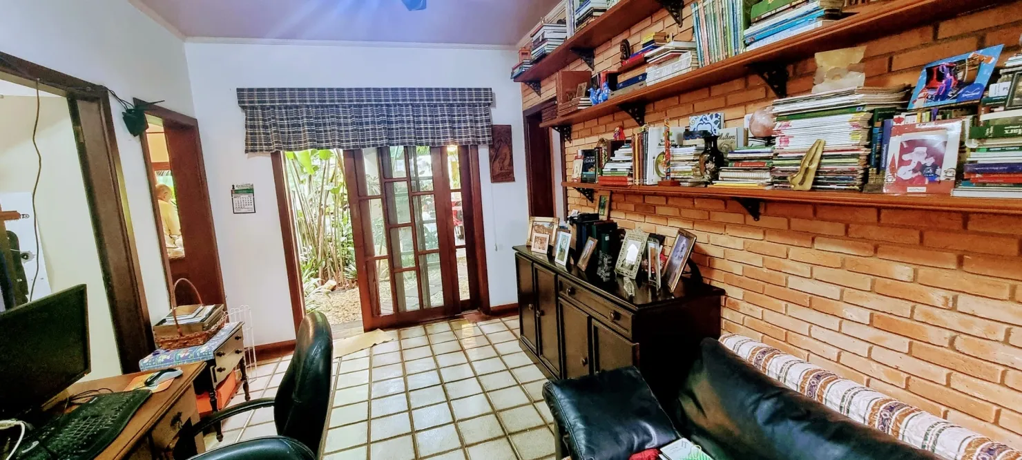 Imagem Residência Exclusiva com Piscina, Lago Ornamental e 3 Suítes
