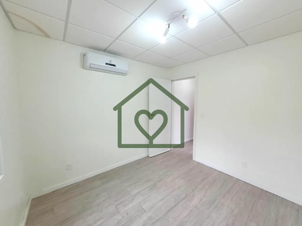 Imagem Apartamento totalmente reformado com 01 dormitório e 02 vagas de garagem próximo à PUC, bairro Ja...