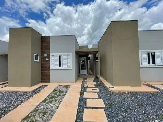 Foto do imóvel Casa 2 Quartos Condomínio Sevilla 90 Bairro Pedra 90 em Rua Um