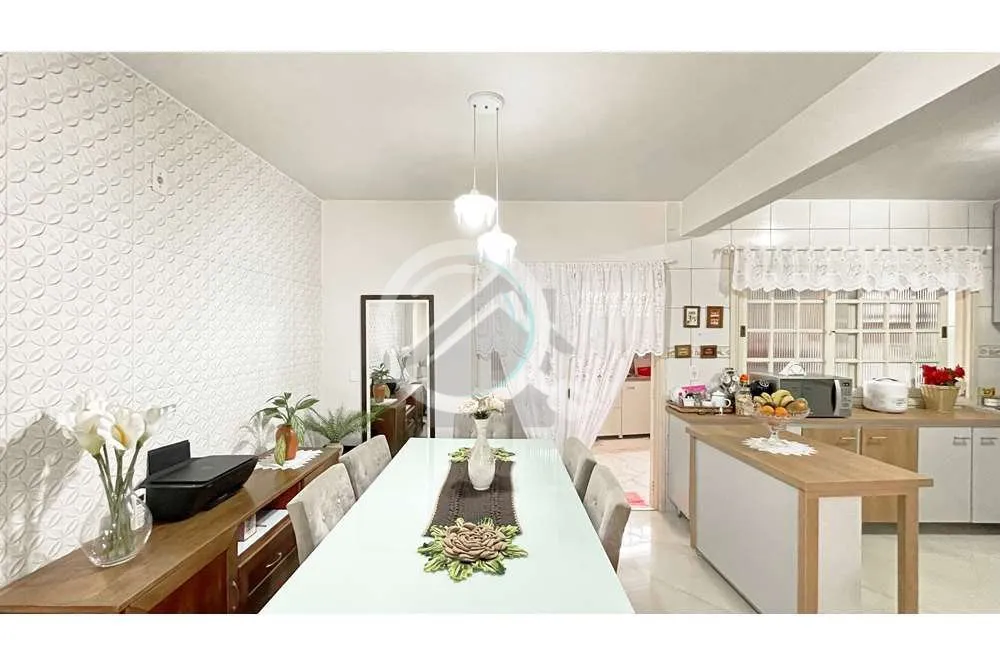 Imagem Excelente casa residencial localizada em um dos bairros mais centralizados da cidade de Porto Alegre...