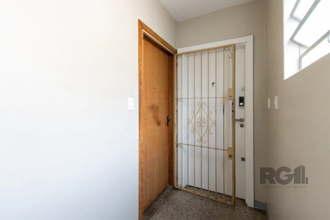 Imagem Apartamento com 70m² de área privativa, possui 3 dormitórios, sala para 2 ambientes, banheiro social, cozinha com móveis planejados e área de serviço.