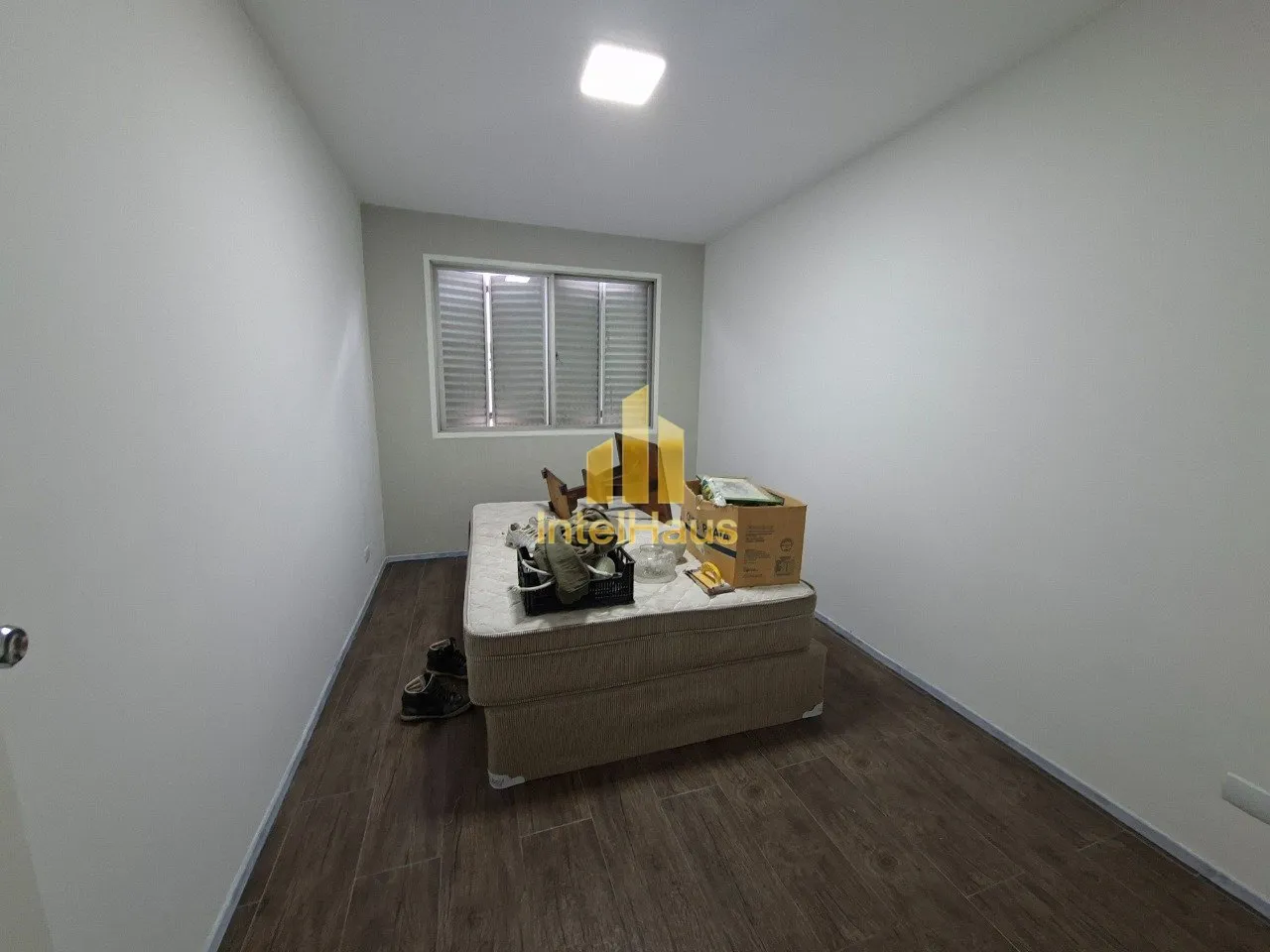 Imagem Apresentamos este excelente apartamento de frente no primeiro andar do Edifício Jalu. Situado na Ru...