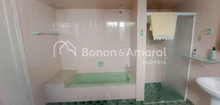 Imagem Casa com 3 Quartos sendo 1 suíte e 3 banheiros à Venda, 211 m²