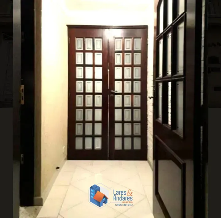 Imagem SOBRADO COM 3 DORMS (2 SUÍTES COM AR COND), 2 SALAS, COZ. COM COPA E ARMÁRIOS PLANEJADOS, QUINTAL LATERAL FECHADO. 4 VAGAS COBERTAS. VILA MIRANTE SP.