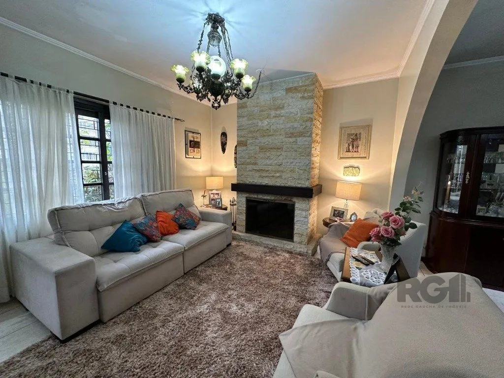 Imagem Vende-se ampla casa 3 quartos com hidro, 2 vagas, living com ladeira e salão de festas com churrasqueira - 260m² - Medianeira