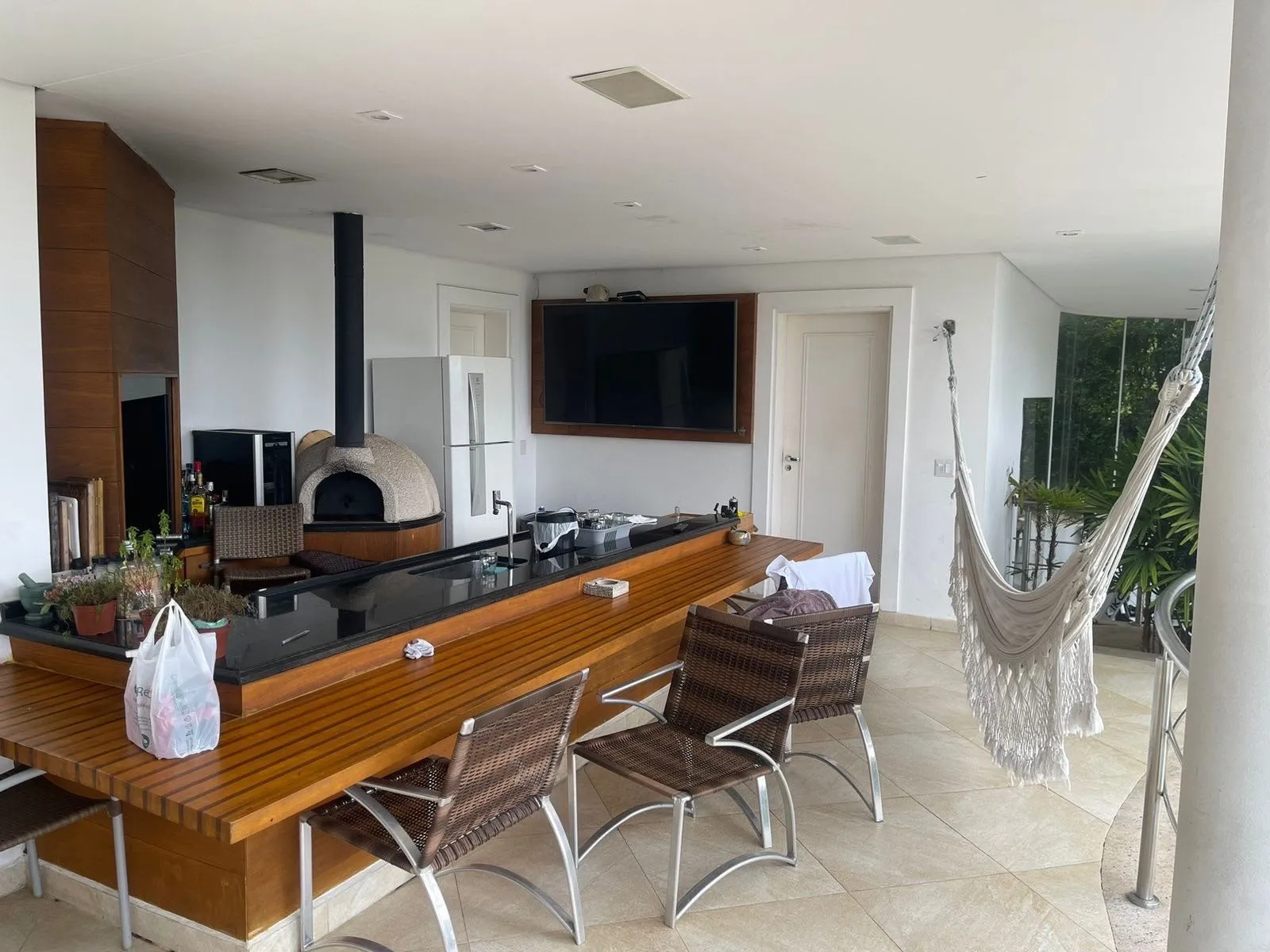 Imagem Casa de luxo à venda no Valville 2, Alphaville, 647 m², 4 suítes, piscina, 2 lotes, pé-direito duplo e lazer completo.