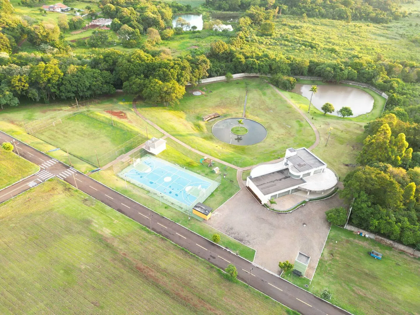 Imagem Terreno à venda em Condomínio, Bairro Cascavel Velho em Cascavel: Churrasqueira, Playground, Portaria 24h - Venda
