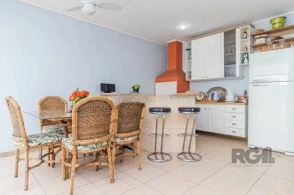 Imagem Casa impecável com 3 quartos (1 suíte) e 2 vagas cobertas,