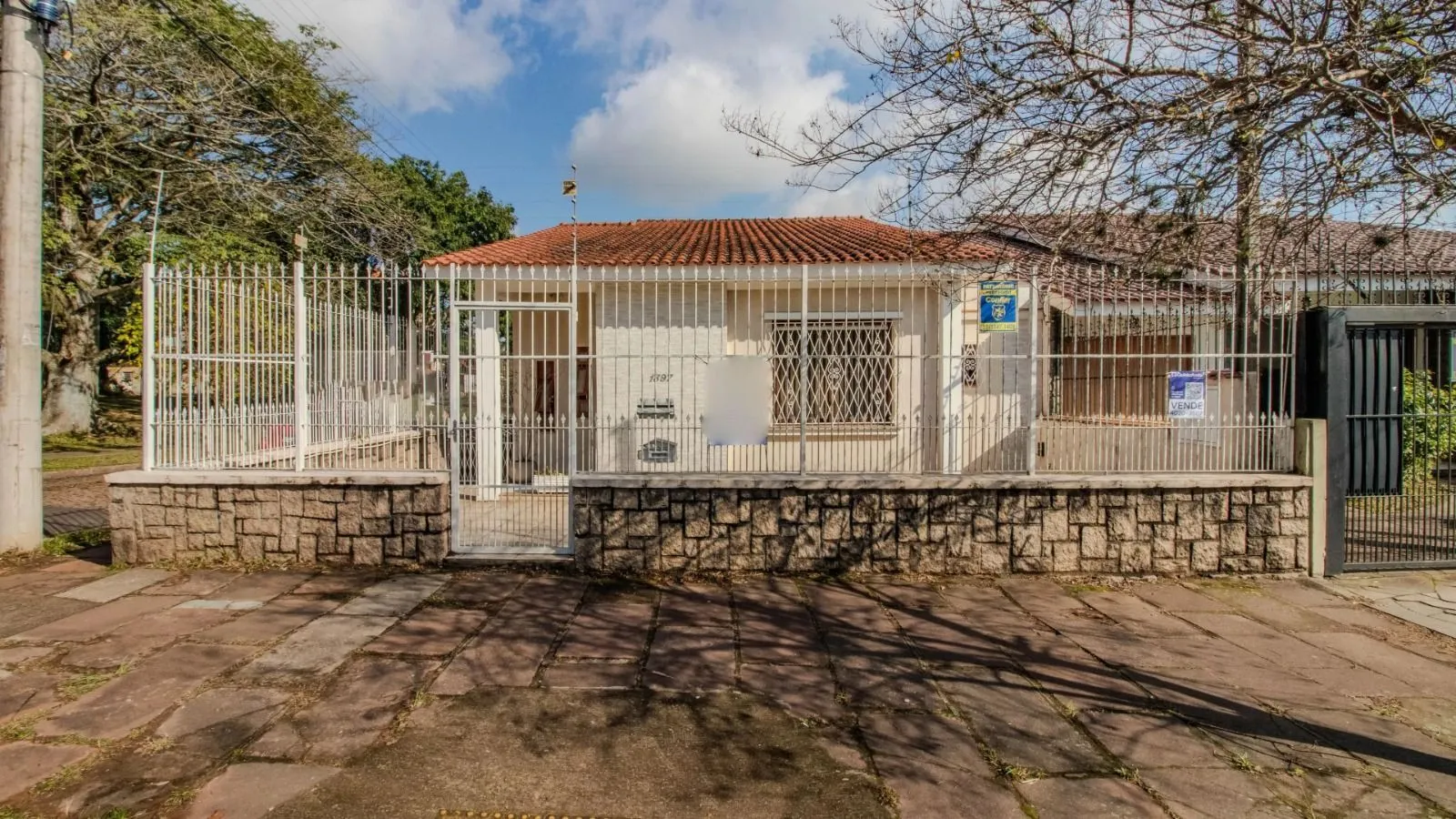 Imagem Casa à venda com 173m², 2 quartos e 3 vagas no bairro Vila Ipiranga- Porto Alegre/RS