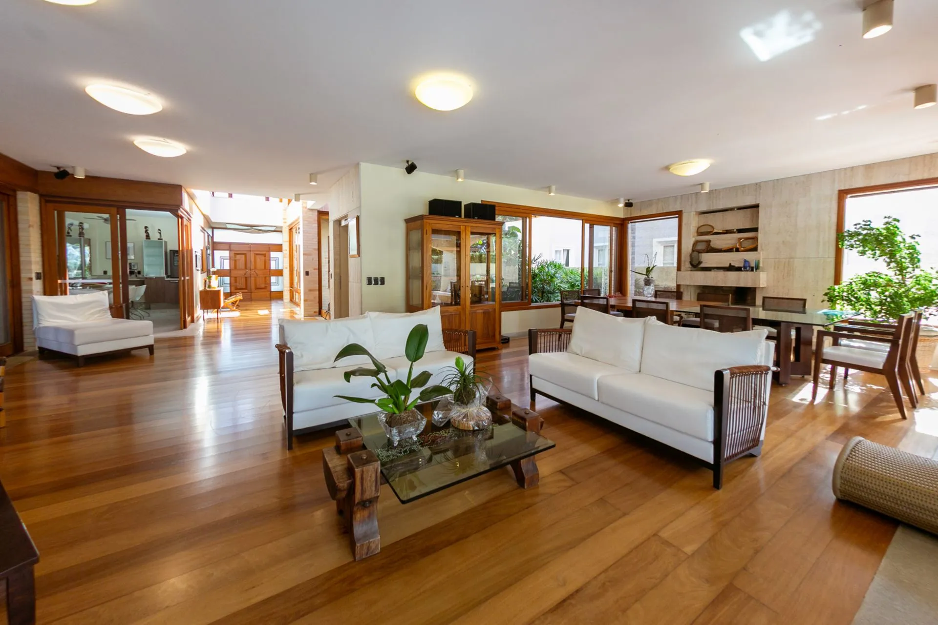 Imagem Casa para Locação Anual em Jurerê Internacional com vista para Praia