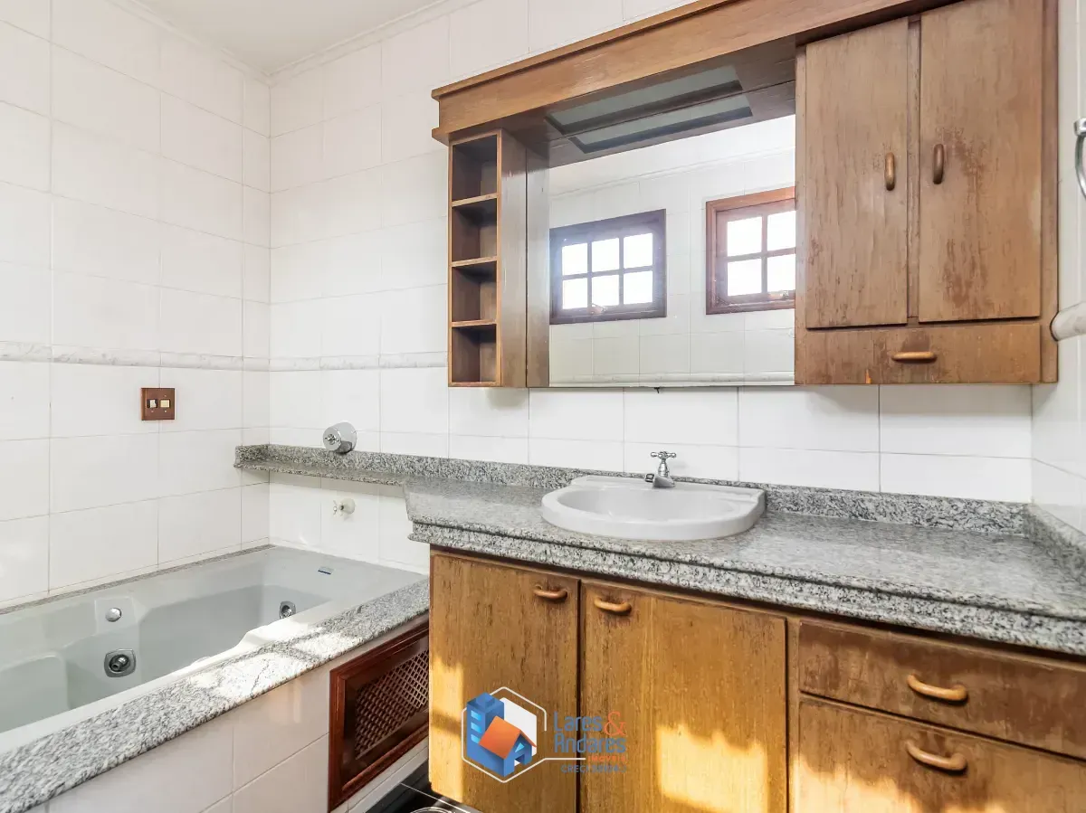 Imagem Sobrado para venda em Jardim Regina com 3 quartos, sendo 1 suíte, 226m²