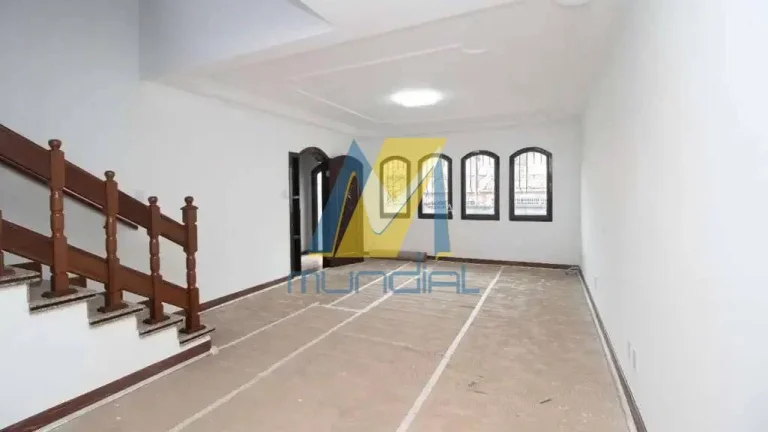 Imagem O imóvel conta com 4 dormitórios, sendo 1 suíte com banheira e sacada.