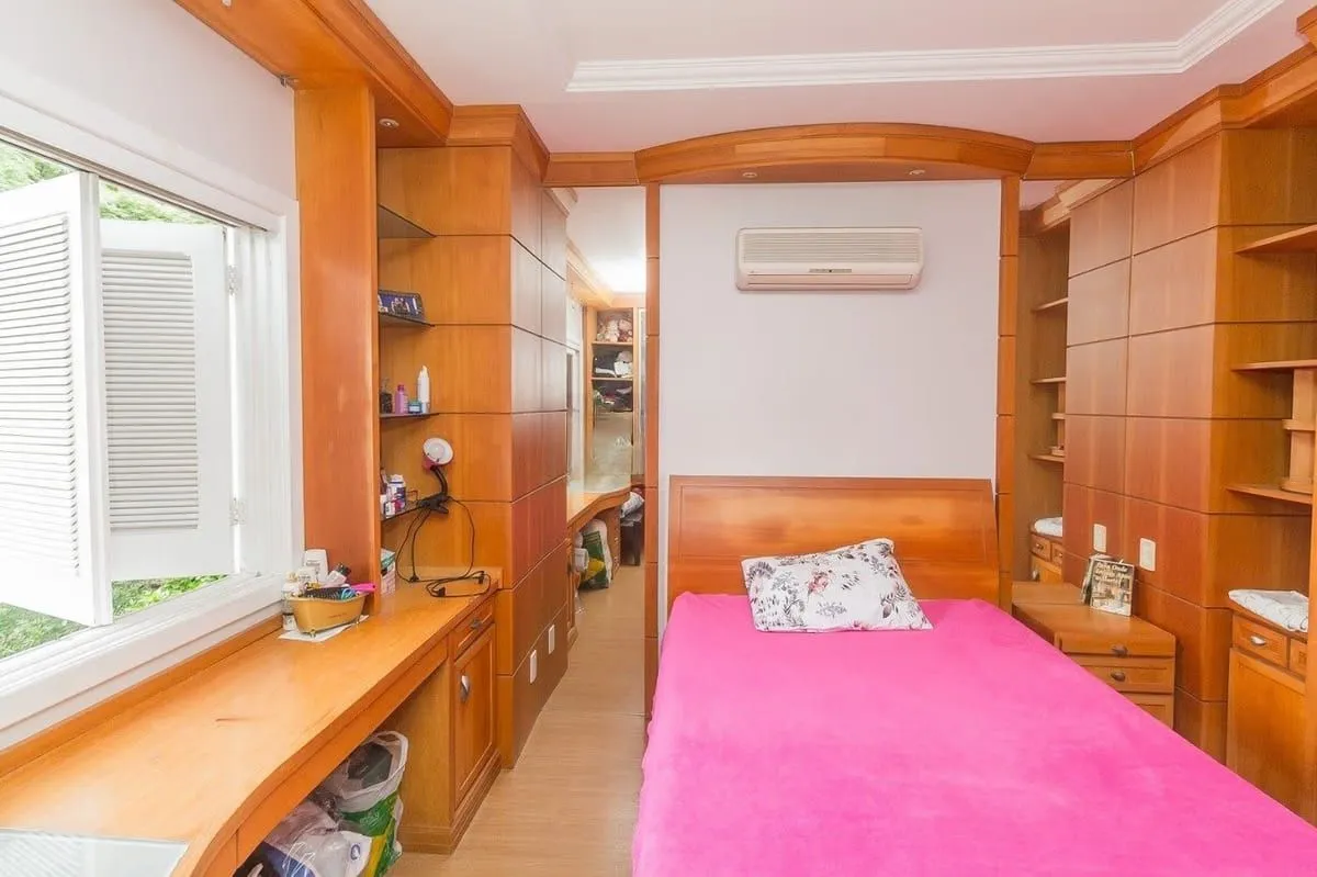Imagem Casa com 5 dormitórios à venda em Parque Santa Fé, Porto Alegre.