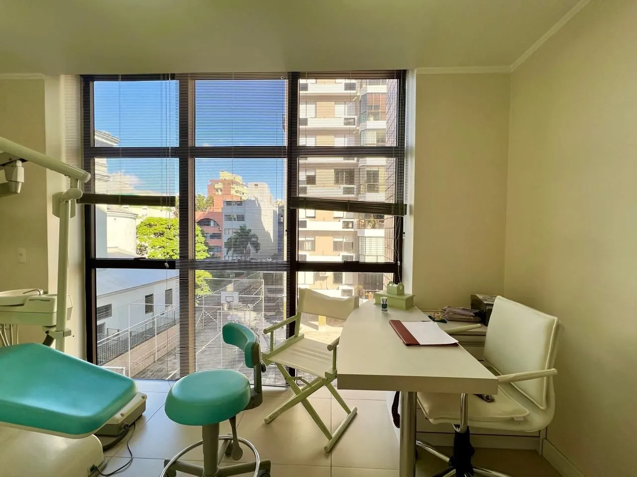 Imagem Clínica Odontológica mobiliada e equipada, 38 m2 com 2 vagas individuais na Av. Vinte e Quatro de Outubro