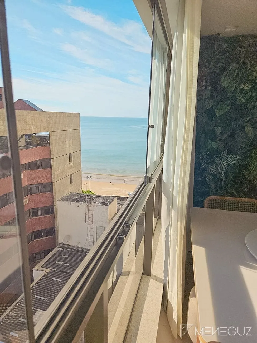 Apto 2 quartos na orla da Praia do Morro, prédio novo, lazer completo na cobertura