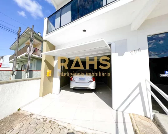 Imagem Para quem busca um bom investimento no bairro Iririu Sobrado possuindo na parte superior : 2 dormitÃ...