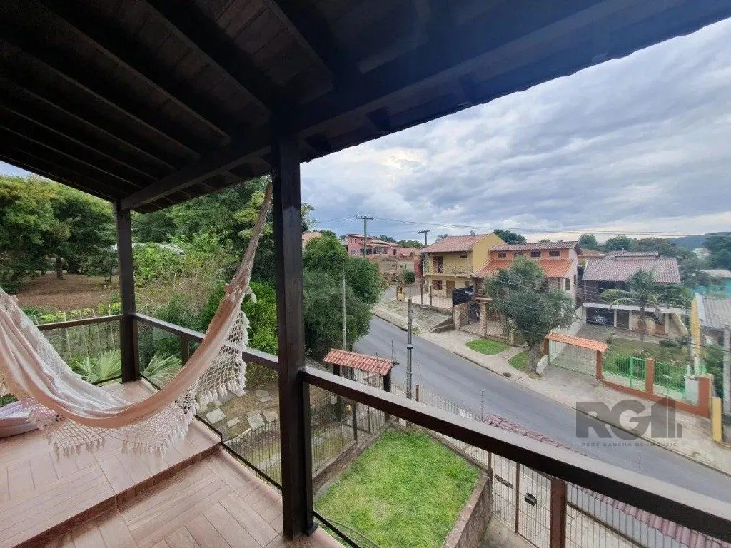 Imagem Casa com 3 dormitórios no bairro Lomba do Pinheiro