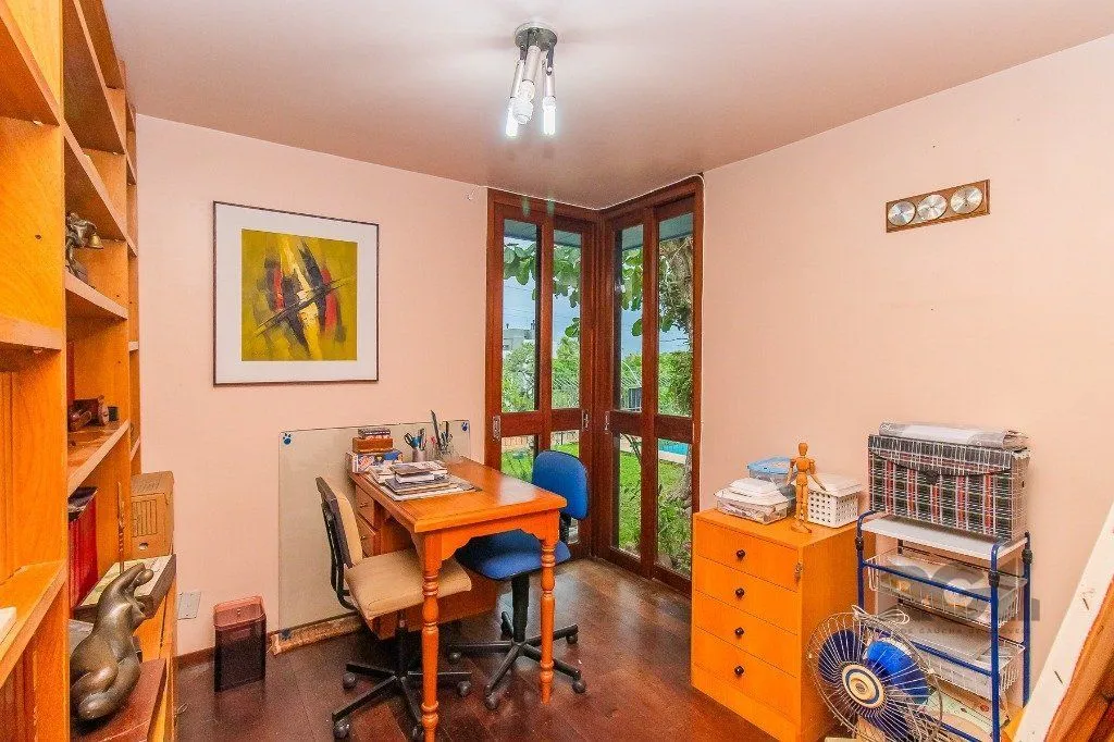 Imagem Casa para Venda - 400m², 3 dormitórios, sendo 1 suites, 4 vagas - Menino Deus