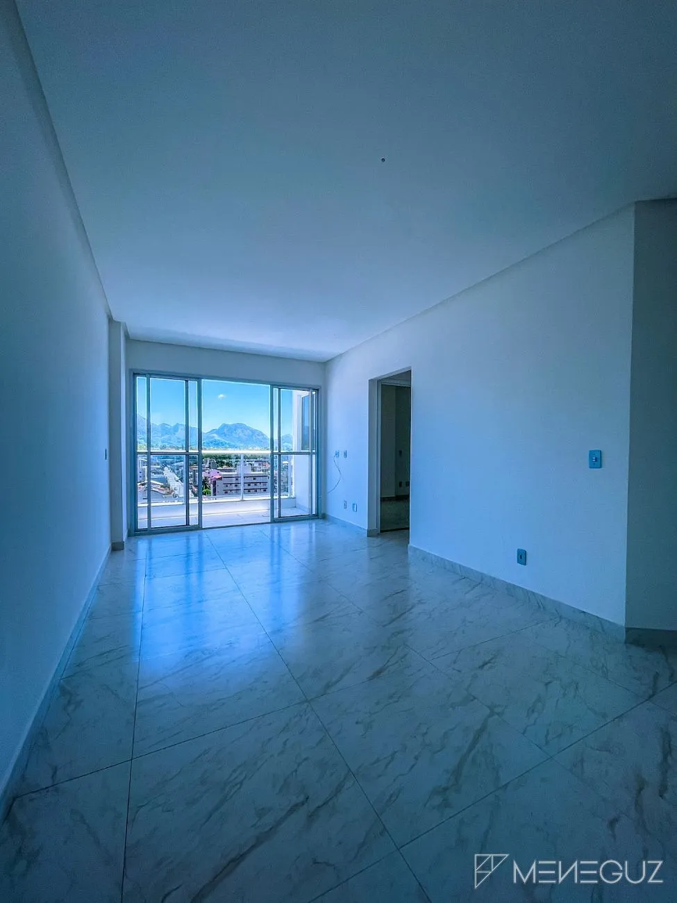 Imagem Apartamento com dois quartos, sendo duas suítes a venda na Praia do Morro, em Guarapari, a duas quadras do mar