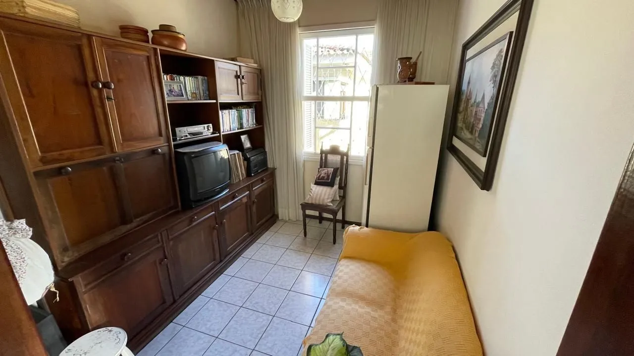 Imagem Casa com pátio com 3 dormitórios, 2 banheiros e 4 vagas.