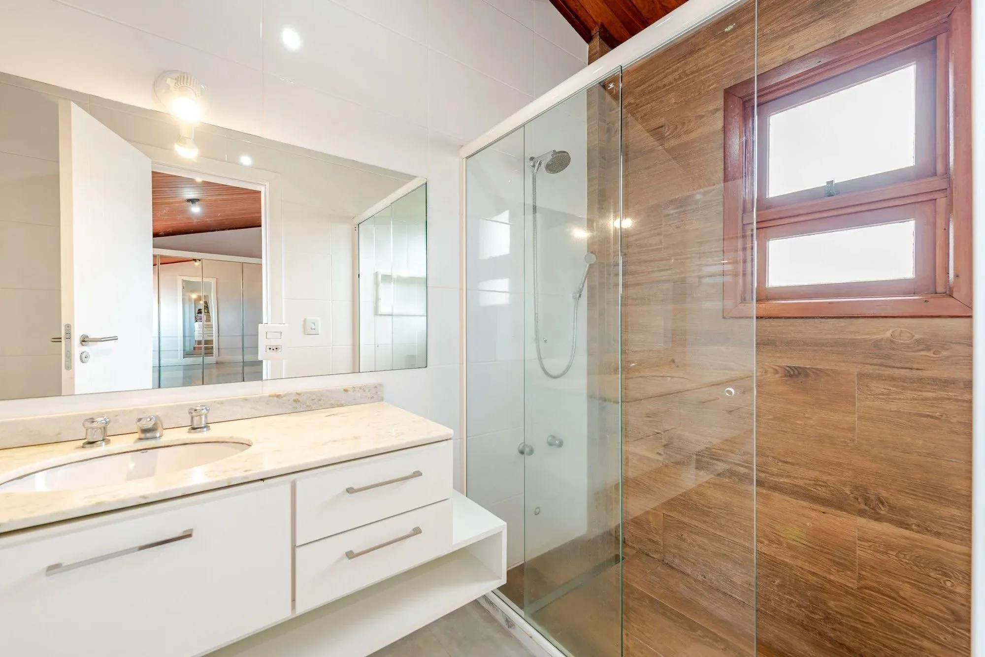 Imagem Casa em condomínio com 3 dormitórios, suíte e 3 vagas.