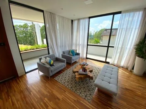 Imagem VENDA E LOCAÇÃO DE CASA NO CONDOMÍNIO REAL PARK, EM ARUJÁ/SP, 390m² com 3 suítes, piscina aquecida, 04 salas e garagem para 04 autos. CONSULTE-NOS
