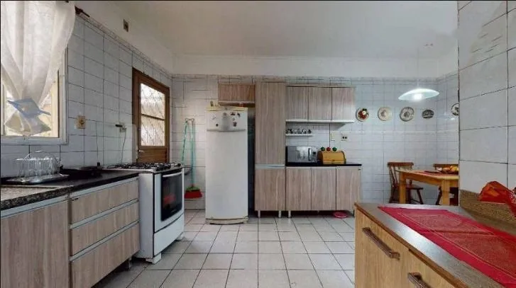 Imagem Casa para Venda - 190m², 4 dormitórios, sendo 1 suites, 2 vagas - Partenon