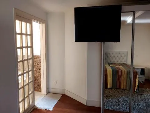 Imagem VENDA DE SOBRADO NO CONDOMÍNIO ARUJAZINHO IV, EM ARUJÁ/SP, 200m² com 5 suítes, ambientes claros, churrasqueira e vista privilegiada. CONSULTE-NOS