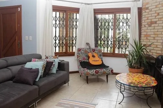 Imagem Excelente casa de 287m² com 3 dormitórios e 4 vagas.