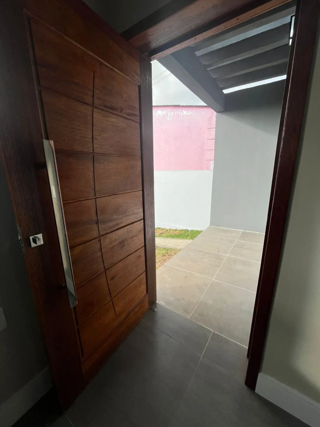 Imagem Casa Nova com Suíte, Lareira e Acabamento impecável