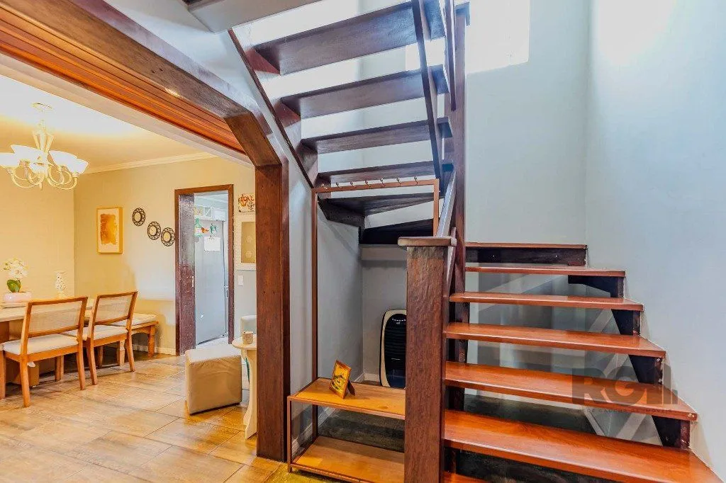Imagem Casa com 234m², 3 dormitórios, 3 vagas no bairro Partenon