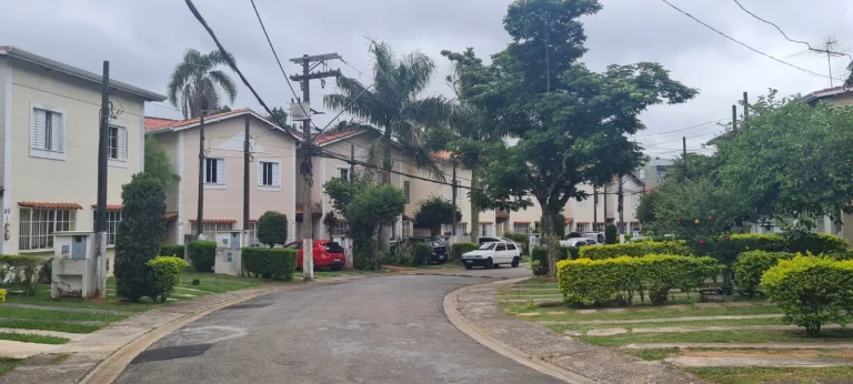 Imagem Sobrado em Condomínio à Venda em Cotia-SP, Bairro do Maranhão: 2 Quartos, 1 Banheiro, 2 Vagas de Garagem, 67m² de Área.