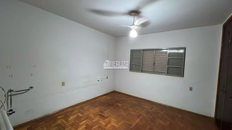 Imagem Casa para alugar no bairro Irmãos Soares, em Uberaba - 4 dormitórios e área de lazer!