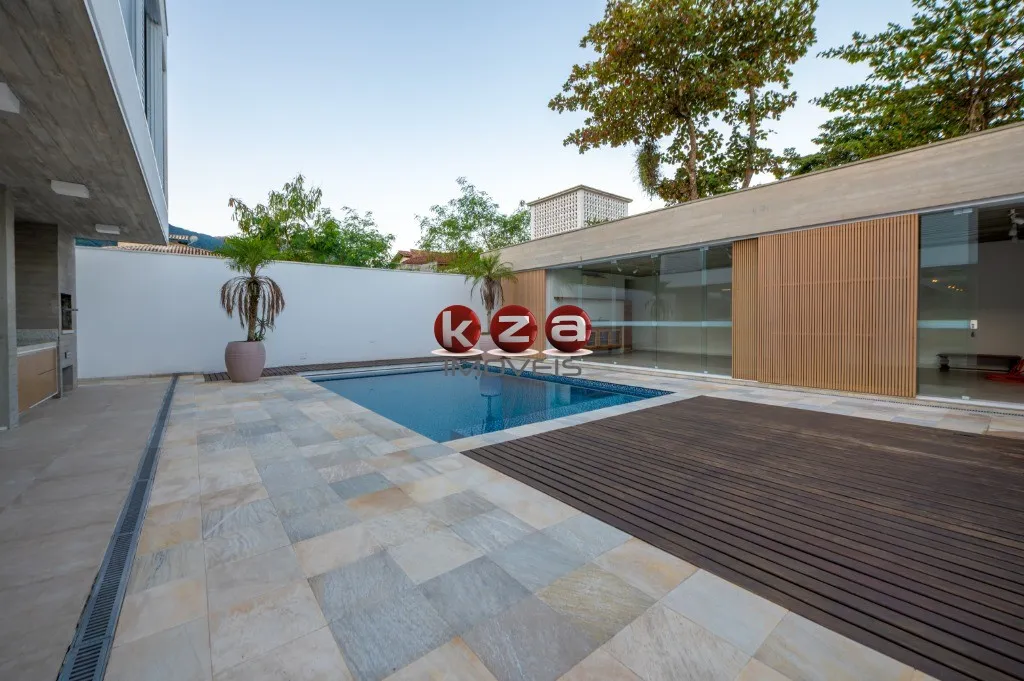 Imagem Imóvel de luxo à venda em São Sebastião-SP: Casa na Praia de Guaecá com 4 suítes, 3 salas, amplo gourmet e piscina, ao lado do mar.