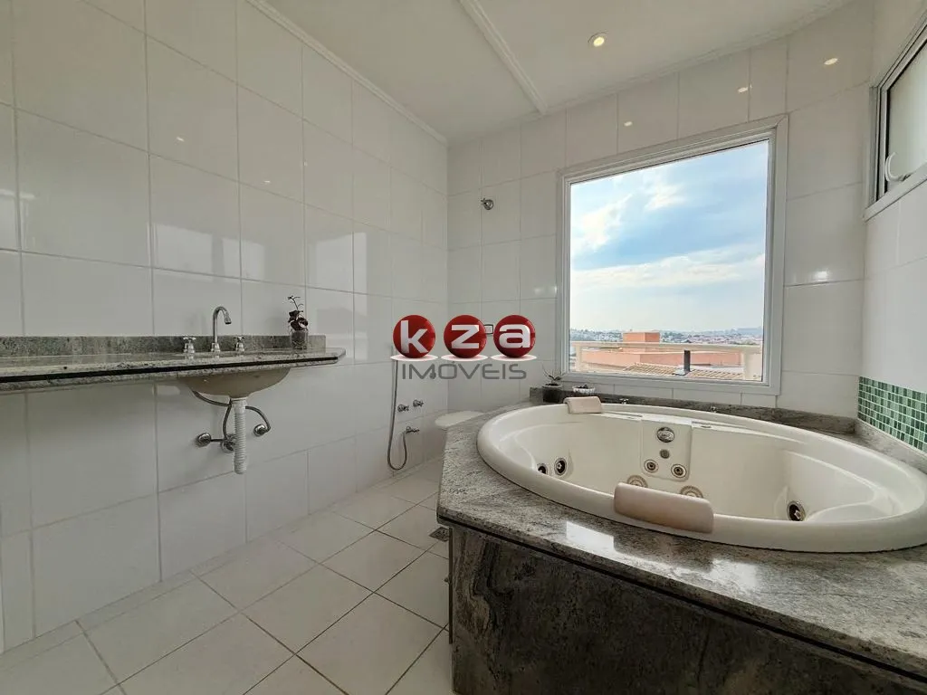 Imagem Casa em Condomínio à Venda em Valinhos-SP, Condomínio Vivenda das Cerejeiras, 3 quartos, 1 suíte, 2 salas, 4 banheiros, 4 vagas, 238m².