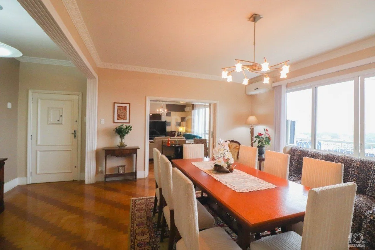 Imagem Apartamento á venda com 3 dormitórios com 1 suíte com sacada + 2 sacadas na sala e living, 233,85M² e 1 vaga de garagem escriturada e coberta, no Bairro Independência em Porto Alegre.