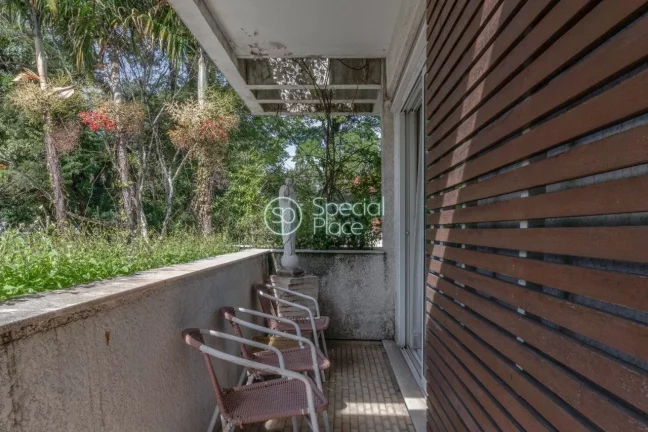 Imagem Essa casa possui cinco dormitórios, sendo quatro suítes, hall, lavabo, sala de jantar, sala de TV ...
