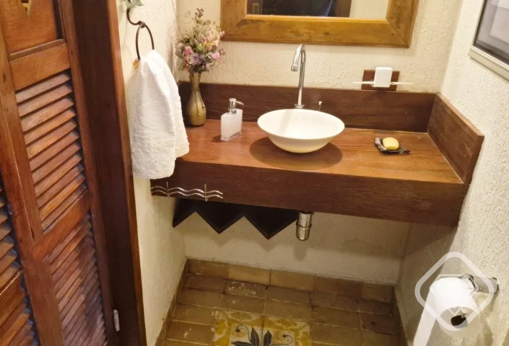 Imagem Casa em dois terrenos no bairro Guarujá, localizada em rua silenciosa, com excelente orientação s...