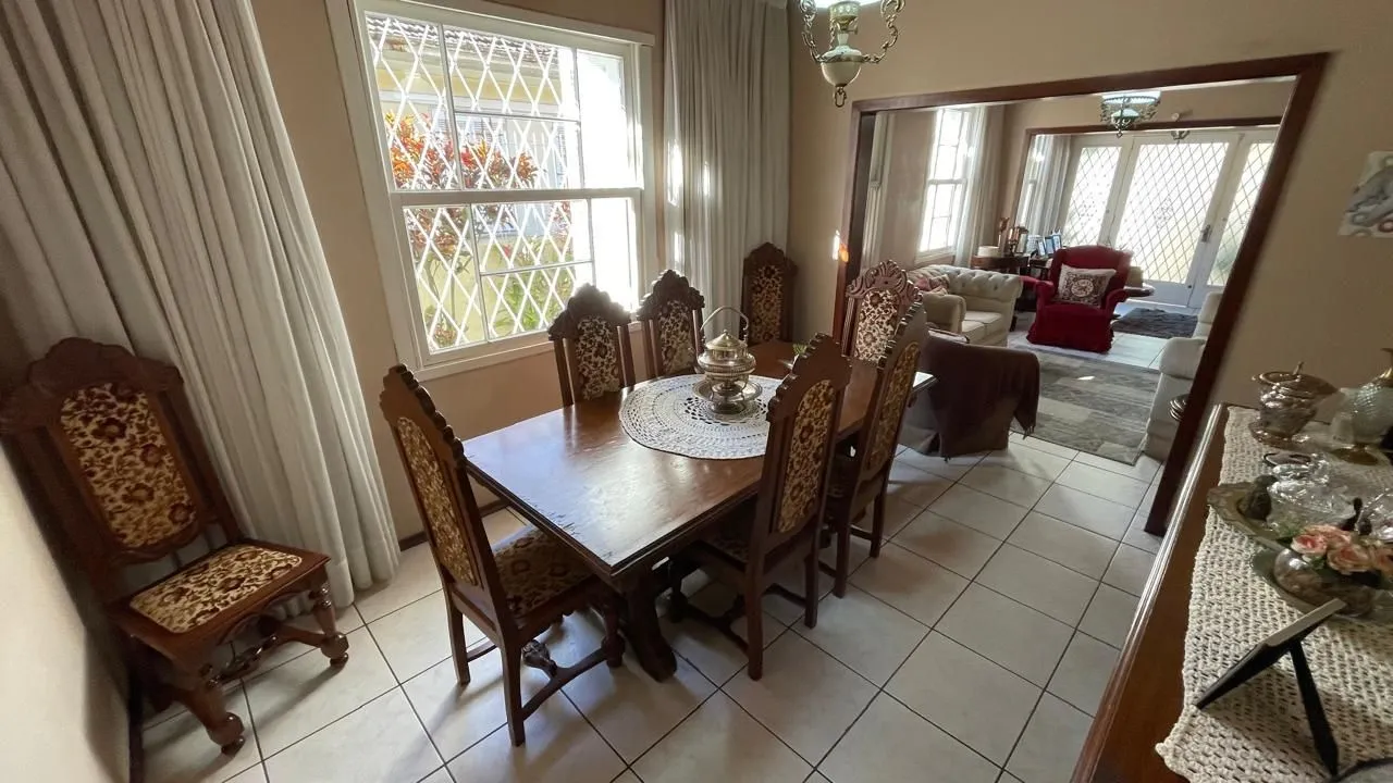 Imagem Casa com pátio com 3 dormitórios, 2 banheiros e 4 vagas.