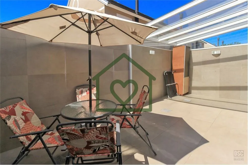 Imagem Linda casa em Condominio, com living de 2 ambientes (estar/jantar) com lareira, cozinha americana mo...