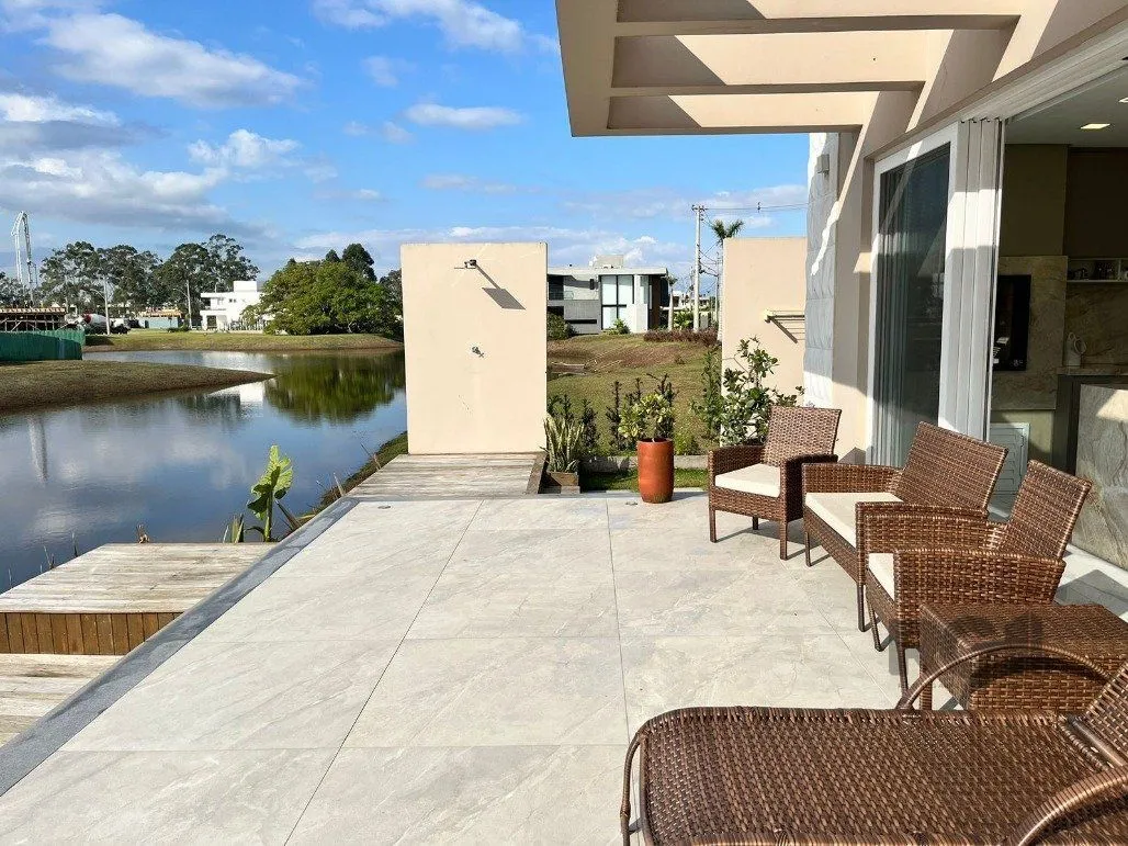 Imagem Casa para Comprar com 3 Suítes em Lote Molhado no Península Ponta da Figueira