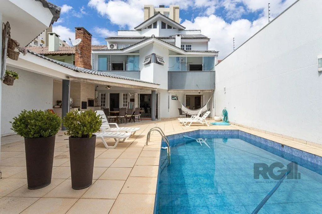 Imagem casa sobrado no Alto Petrópolis de 5 dormitórios e 3 vagas